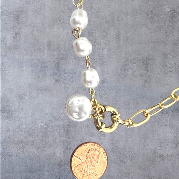 Chunky gold plated chain with round faux pearls - Picture 5 of 6